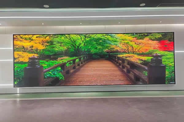 電視臺直播間的主播背景墻大屏是什么，用那種好？