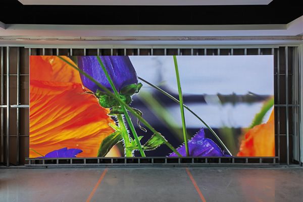 8米寬的會(huì)議室，用多大尺寸的LED顯示屏合適？